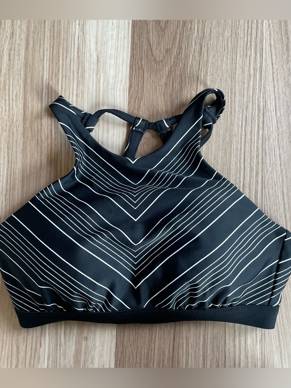 Athleta Black White Stripe Chevron Wireless Racerback HighNeck Bikini Top 32D/DD